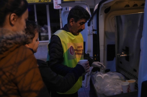 Keçiören Belediyesi’nden vatandaşa sıcak çorba ikramı