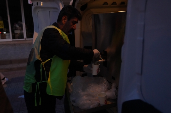 Keçiören Belediyesi’nden vatandaşa sıcak çorba ikramı