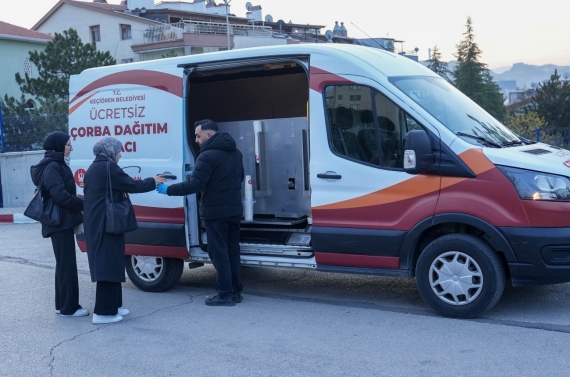 Keçiören Belediyesi’nden vatandaşa sıcak çorba ikramı