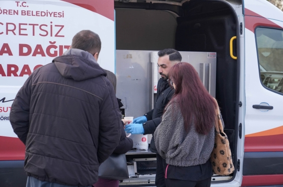 Keçiören Belediyesi’nden vatandaşa sıcak çorba ikramı