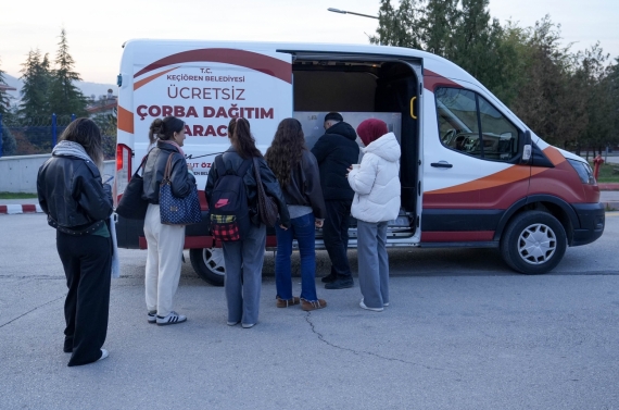 Keçiören Belediyesi’nden vatandaşa sıcak çorba ikramı