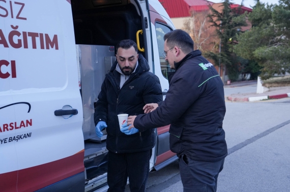 Keçiören Belediyesi’nden vatandaşa sıcak çorba ikramı