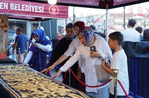 Keçiören Belediyesi’nin Mevlid Kandili programında kent meydanı dolup taştı
