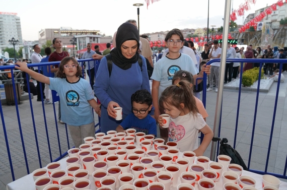 Keçiören Belediyesi’nin Mevlid Kandili programında kent meydanı dolup taştı