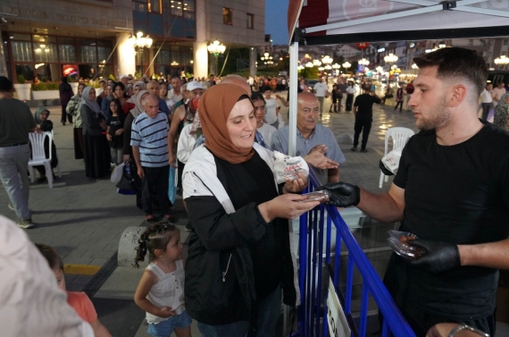Keçiören Belediyesi’nin Mevlid Kandili programında kent meydanı dolup taştı