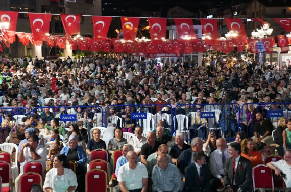 Keçiören Belediyesi’nin Mevlid Kandili programında kent meydanı dolup taştı