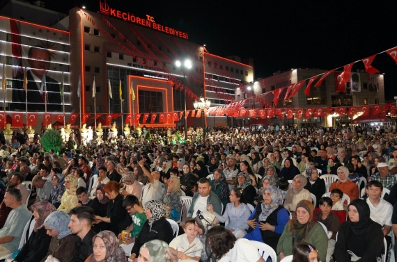 Keçiören Belediyesi’nin Mevlid Kandili programında kent meydanı dolup taştı