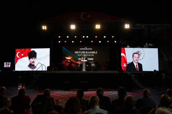 Keçiören Belediyesi’nin Mevlid Kandili programında kent meydanı dolup taştı