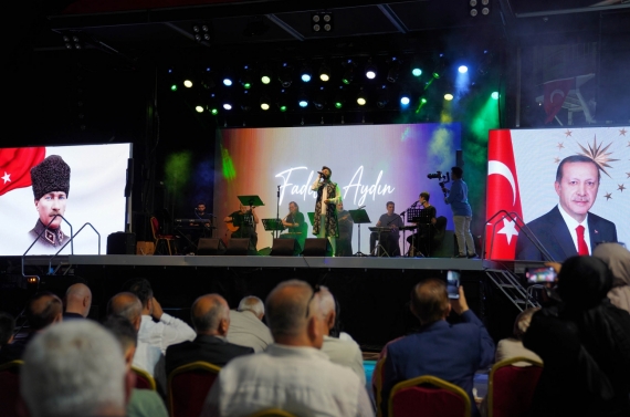 Keçiören Belediyesi’nin Mevlid Kandili programında kent meydanı dolup taştı
