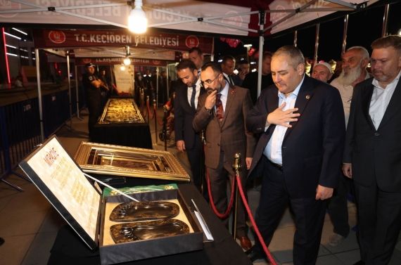 Keçiören Belediyesi’nin Mevlid Kandili programında kent meydanı dolup taştı