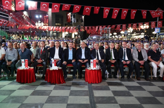 Keçiören Belediyesi’nin Mevlid Kandili programında kent meydanı dolup taştı