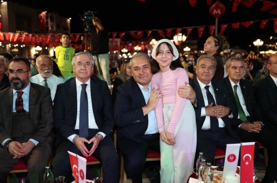 Keçiören Belediyesi’nin Mevlid Kandili programında kent meydanı dolup taştı