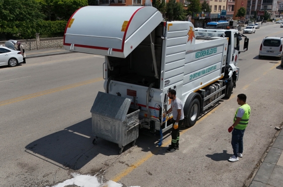 Keçiören`de çöp konteynerleri tek tek yıkanıyor
