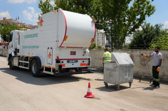 Keçiören`de çöp konteynerleri tek tek yıkanıyor