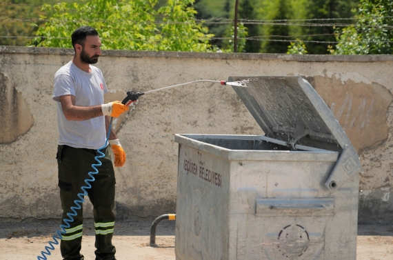Keçiören`de çöp konteynerleri tek tek yıkanıyor