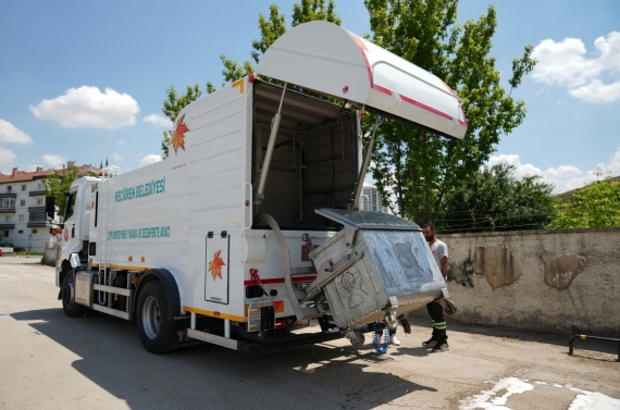 Keçiören`de çöp konteynerleri tek tek yıkanıyor