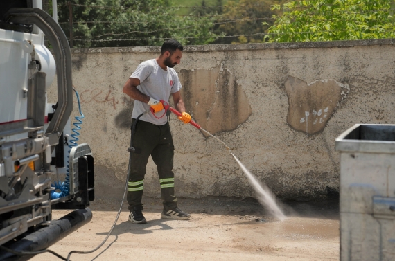 Keçiören`de çöp konteynerleri tek tek yıkanıyor