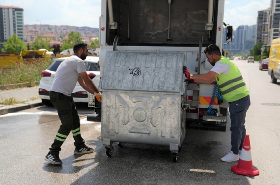 Keçiören`de çöp konteynerleri tek tek yıkanıyor