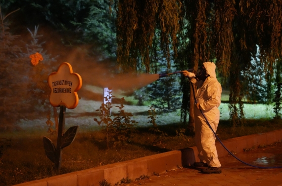 Keçiören`de gece gündüz kesintisiz ilaçlama çalışması