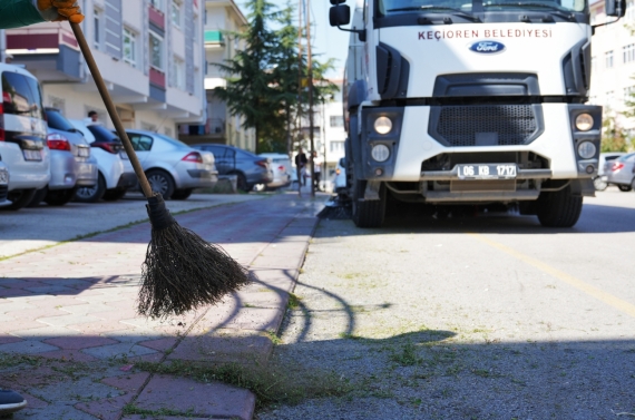 Keçiören’de mevsimlik budama çalışması