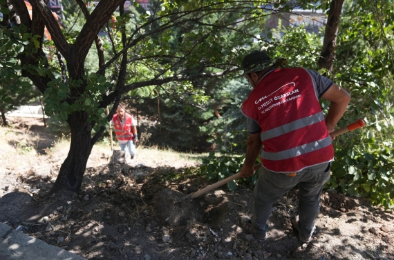 Keçiören`de park ve bahçelere estetik dokunuş