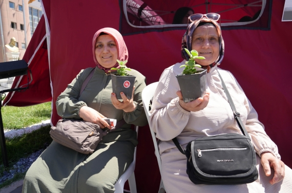 Keçiören`de Uyuşturucuyla Mücadele Günü kapsamında fidan ve fide dağıtıldı