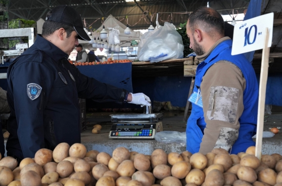 Keçiören zabıtasından semt pazarlarında tartı ve terazi denetimi
