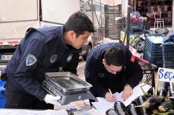 Keçiören zabıtasından semt pazarlarında tartı ve terazi denetimi
