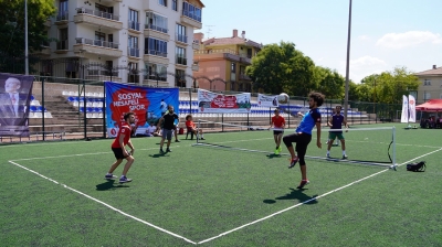 Keçiören’de 30 Ağustos anısına “sosyal mesafeli” ayak tenisi