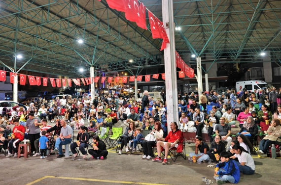 Keçiören’de açık hava sinema günleri’nde “Bizim Aile” keyfi