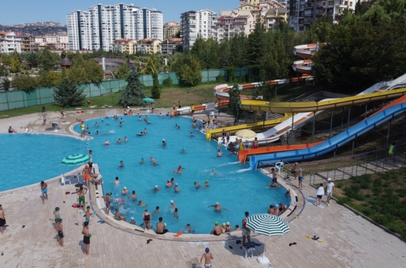 Keçiören’de aquaparklar dolup taşıyor