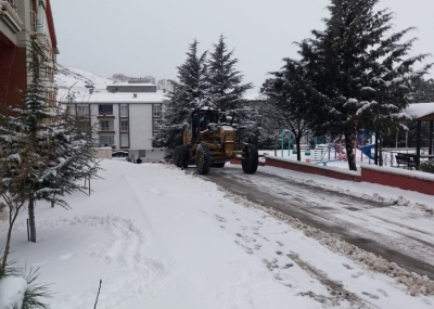 Keçiören’de belediye ekipleri yolları açtı, karın keyfini çocuklar çıkardı