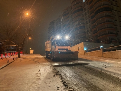 Keçiören’de belediye ekipleri yolları açtı, karın keyfini çocuklar çıkardı