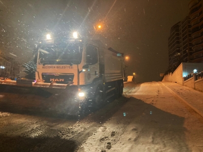 Keçiören’de belediye ekipleri yolları açtı, karın keyfini çocuklar çıkardı