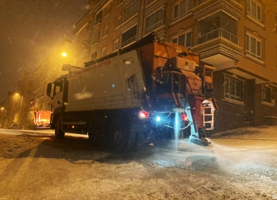 Keçiören’de belediye ekipleri yolları açtı, karın keyfini çocuklar çıkardı