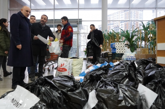 Keçiören’de bir günde onlarca tır yardım toplandı 2 tır ve 3 kamyon yola çıktı