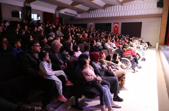 Keçiören’de “Çizmeli Kedi” minik izleyicilerle buluştu