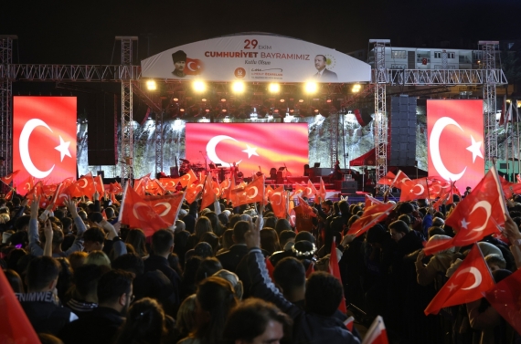 Keçiören’de Cumhuriyet Bayramı coşkusu Semicenk konseriyle yaşandı