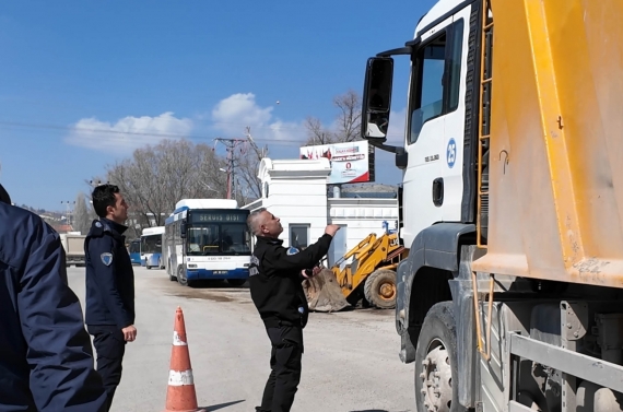 Keçiören’de dronla hafriyat kamyonu denetimi