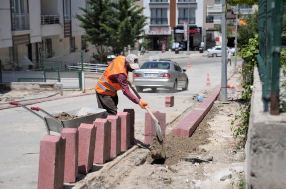 Keçiören’de kaldırımlar yenileniyor