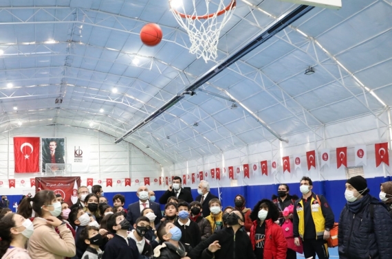 Keçiören’de Kamil Ocak Ortaokulu Kapalı Spor Salonu açıldı