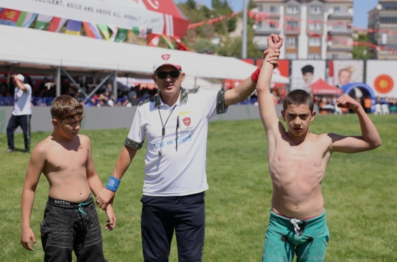 Keçiören’de karakucak güreşi coşkusu yaşandı, pehlivanlar ödüllerine kavuştu