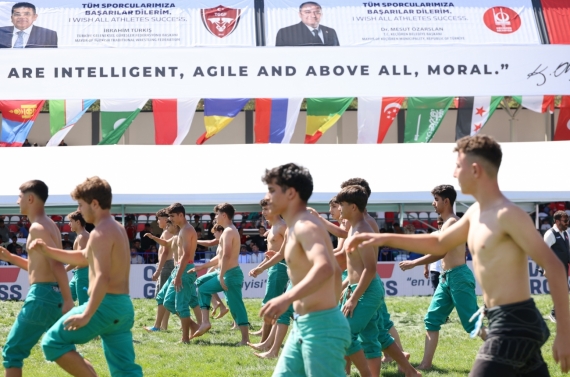 Keçiören’de karakucak güreşi coşkusu yaşandı, pehlivanlar ödüllerine kavuştu