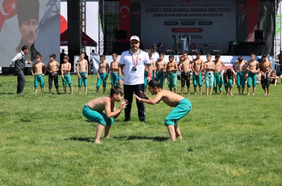 Keçiören’de karakucak güreşi coşkusu yaşandı, pehlivanlar ödüllerine kavuştu