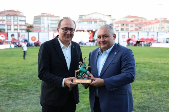 Keçiören’de karakucak güreşi coşkusu yaşandı, pehlivanlar ödüllerine kavuştu