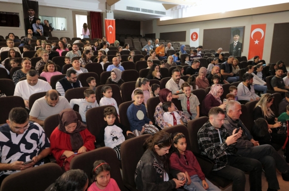 Keçiören’de “Kavuklu ile Pişekâr Ormanda” oyunu çocuklar için sahne aldı