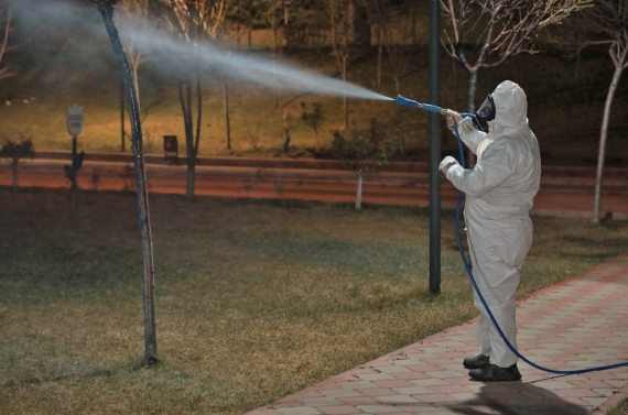 Keçiören’de larva mücadelesi ve bordo bulamacı uygulamaları aralıksız devam ediyor