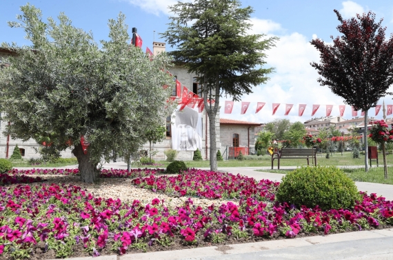 Keçiören’de modern serada üretilen çiçekler ilçeyi süslüyor