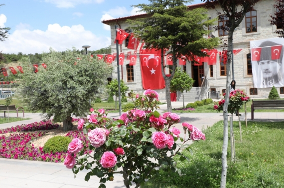 Keçiören’de modern serada üretilen çiçekler ilçeyi süslüyor