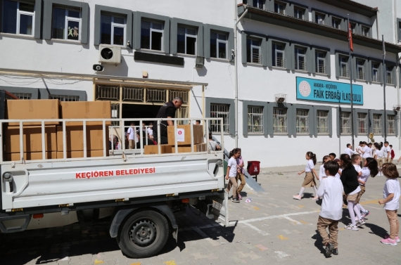 Keçiören’de öğrencilere kırtasiye seti hediye edildi